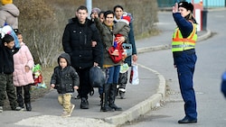 Ukrainische Flüchtlinge bei ihrer Ankunft in Ungarn (Bild: APA/AFP/Attila KISBENEDEK)