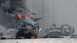 Ein brennendes russisches Armeefahrzeug in Charkiw (Bild: APA/AFP/Sergey BOBOK)