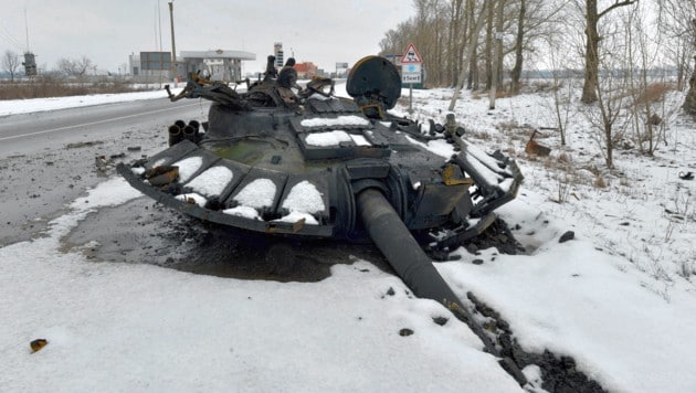 Ein zerstörter russischer Panzer bei Charkiw. Nun kommen auch tschetschenische Söldner den Putin-Truppen zu Hilfe. (Bild: AFP)