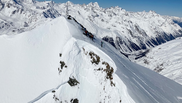 Kurz vor dem Gipfel brach die Schneewechte und riss den 30-Jährigen in die Tiefe. (Bild: zoom.tirol)