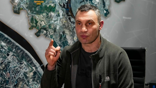 Vitali Klitschko in seinem Bürgermeisterbüro in Kiew (Bild: Associated Press)