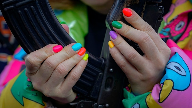 Eine junge Ukrainerin beim Waffentraining in Kiew (Bild: AP)
