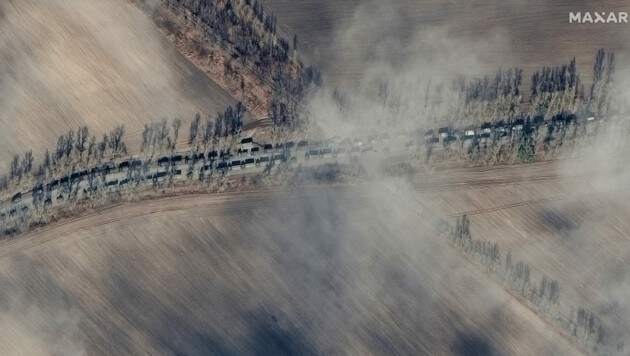 Dieses Satellitenbild von Sonntag zeigt offenbar das südliche Ende eines riesigen russischen Konvois, der nach Kiew unterwegs ist. (Bild: AFP)