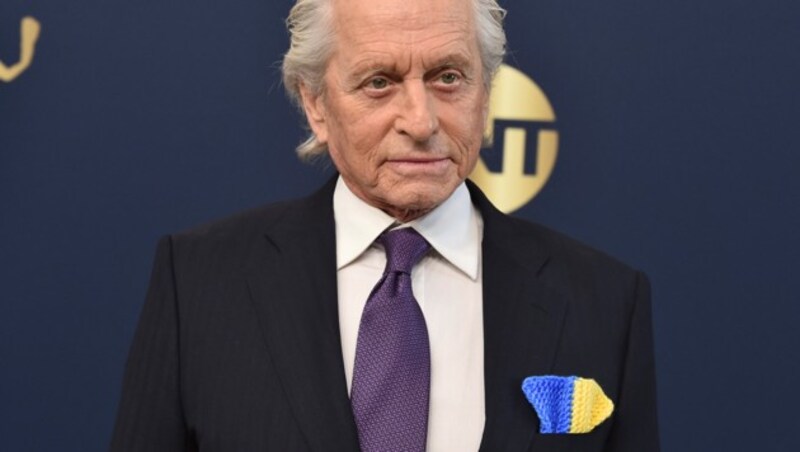 Michael Douglas trug in seinem Anzug ein gehäkeltes Stecktuch in den Farben der Ukraine. (Bild: AP)