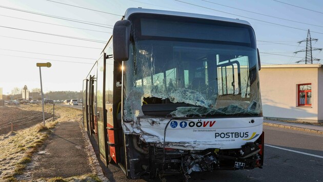 Der Postbus wurde beschädigt. (Bild: Pressefoto Scharinger © Daniel Scharinger)