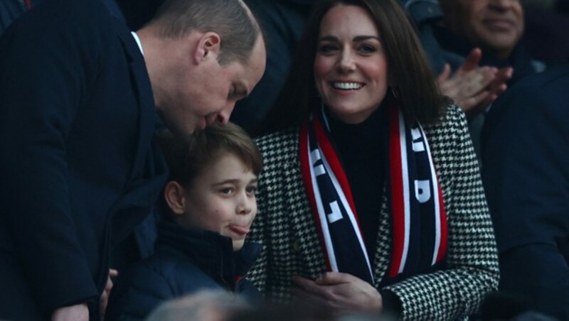 Prinz George entpuppte sich beim Rugby-Match als kleiner, royaler Frechdachs. (Bild: AFP)