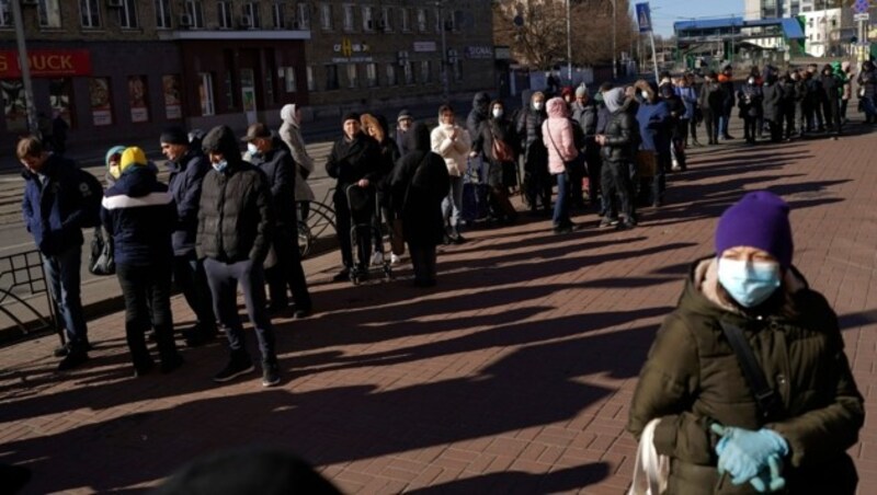 Vor Supermärkten in Kiew bildeten sich Montagfrüh lange Schlangen. (Bild: AP)