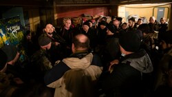 Zivilisten, die sich in Kiew anstellten, um den Verteidigungsgruppen der Stadt beizutreten (Archivbild) (Bild: Associated Press)