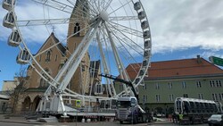 Das Riesenrad verlässt den Villacher Nikolaiplatz. Die Abbauarbeiten laufen auf Hochtouren. (Bild: Katrin Fister)
