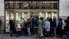 Kunden der Sberbank im Februar 2022 im tschechischen Prag: Schlange stehen, um noch ans Geld zu kommen. (Bild: AFP)