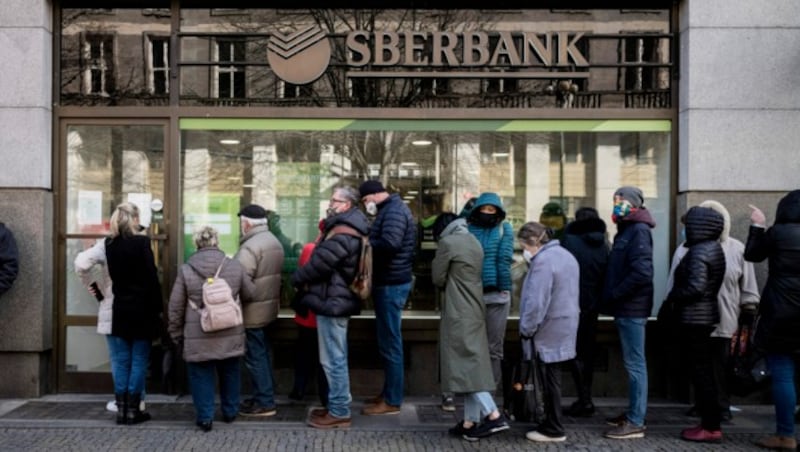 Kunden der Sberbank stehen im tschechischen Prag Schlange, um an ihr Geld zu kommen. (Bild: AFP)