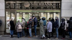 Kunden der Sberbank im Februar 2022 im tschechischen Prag: Schlange stehen, um noch ans Geld zu kommen. (Bild: AFP)