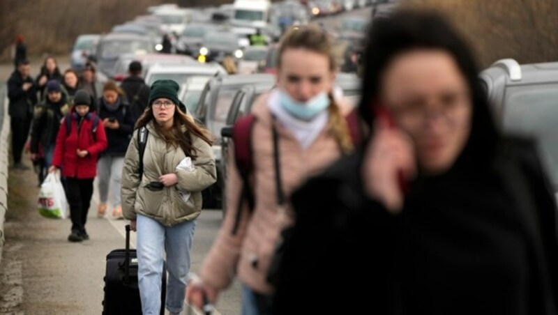 Menschen aus der Ukraine erreichen Moldawien. (Bild: AP Photo/Sergei Grits, File)