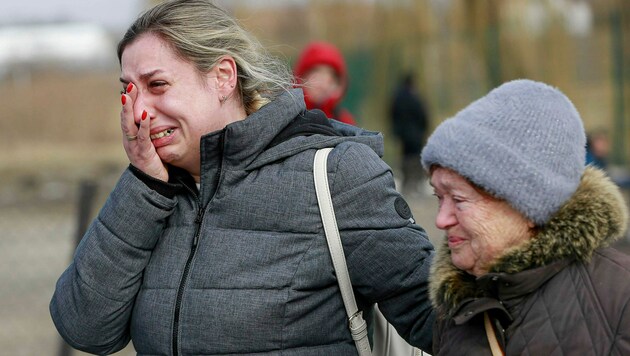 Zwei Frauen aus der Ukraine befinden sich nach ihrer Flucht endlich in Sicherheit. (Bild: AP Photo/Visar Kryeziu)