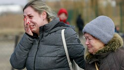 Zwei Frauen aus der Ukraine befinden sich nach ihrer Flucht endlich in Sicherheit. (Bild: AP Photo/Visar Kryeziu)