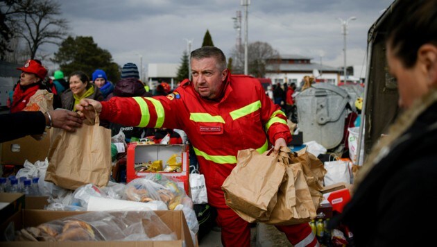 Los servicios de emergencia distribuyen alimentos a los refugiados de Ucrania en Rumania.  (Imagen: Foto AP/Andreea Alexandru)