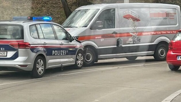 Das Polizeiauto krachte frontal in den Klein-Lkw. (Bild: "Krone"-Leserreporter)