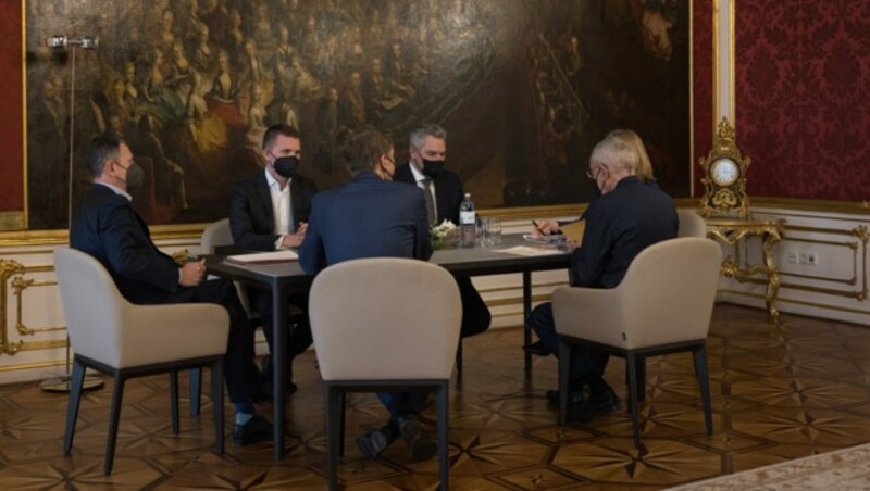 Bundeskanzler Karl Nehammer informierte nach dem Treffen des Krisenkabinetts Bundespräsident Alexander Van der Bellen. (Bild: APA/BUNDESHEER/PETER LECHNER)