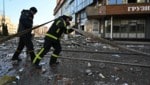 Österreich schickt Ausrüstung, die Rettungskräfte schützen soll. (Bild: APA/AFP/GENYA SAVILOV)