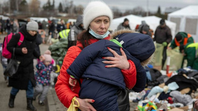 Die Geflüchteten haben gerade einmal das Notwendigste gepackt und sind vor allem in Richtung Westen gezogen. (Bild: AP/Visar Kryeziu)