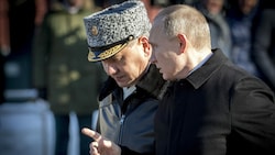 Putin (rechts) und sein Verteidigungsminister Sergej Schoigu (Bild: AFP/Yuri KADOBNOV)