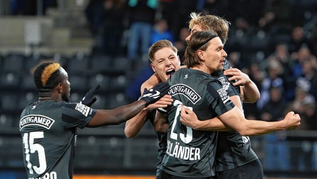 Stefan Hierländer jubelt mit Höjlund, Prass und Niangbo über das 1:0. (Bild: Pail Sepp)