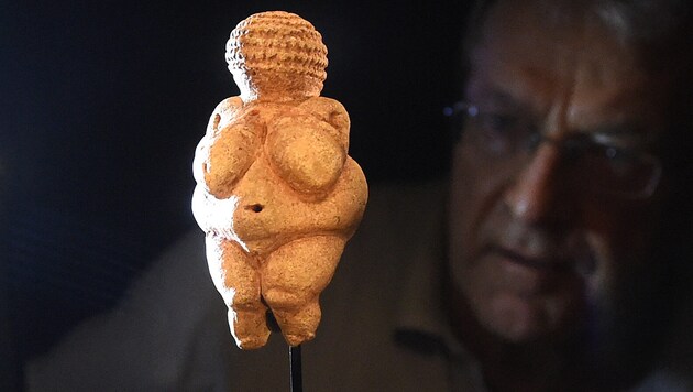 Die knapp elf Zentimeter große Frauenfigur war wohl ein Fruchtbarkeitssymbol und Glücksbringer. (Bild: APA/Helmut Fohringer)