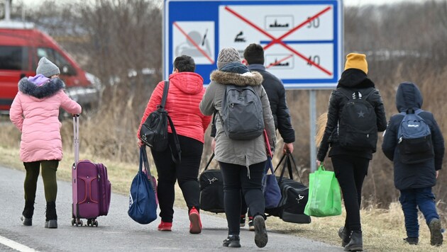 Ukrainische Flüchtlinge auf dem Weg zur ungarischen Grenze (Bild: AFP)