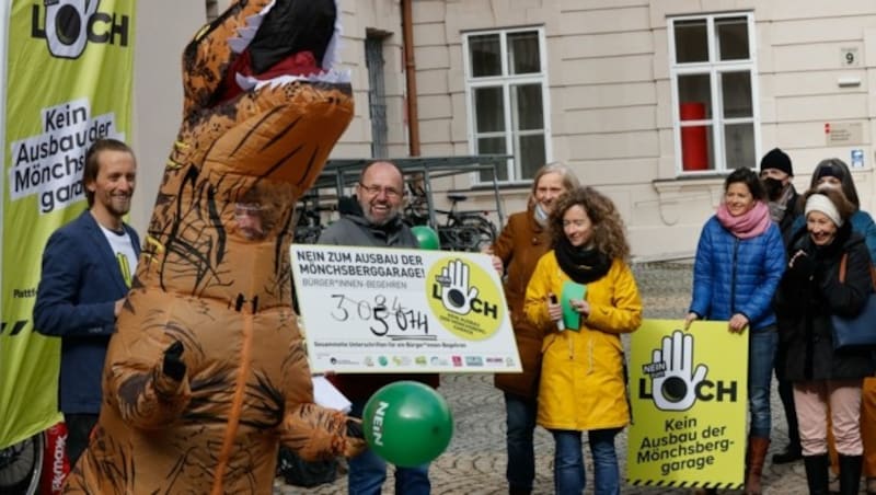 Die Garagengegner freuen sich über mehr als 5000 Unterschriften. (Bild: Tschepp Markus)