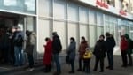 An ihr Geld wollen nun viele Russen, weil sie höhere Inflation und Auszahl-Stopps erwarten. (Bild: The Associated Press)