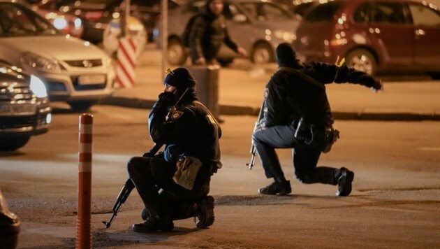 Ukrainische Polizisten während eines Luftangriffsalarms vor dem Bahnhof in Kiew (Bild: The Associated Press)