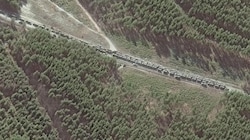 Satellitenbilder zeigen den russischen Militärkonvoi Richtung Kiew (Bild: AFP)