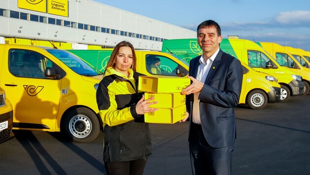 Peter Umundum, Vorstand für Paket & Logistik, hat die erste Tranche der neuen E-Fahrzeuge im Logistikzentrum Steiermark in Kalsdorf in Empfang genommen. Hinter einem Steuer der neuen E-Fahrzeuge wird auch Paketzustellerin Vivien Süle sitzen. (Bild: Österreichische Post AG)