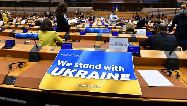 Die EU steht weiterhin eindeutig auf der Seite der Ukraine - nun könnte sogar ein EU-Beitritt des Landes folgen. (Bild: AFP/John THYS)