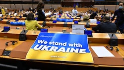 Die EU steht weiterhin eindeutig auf der Seite der Ukraine - nun könnte sogar ein EU-Beitritt des Landes folgen. (Bild: AFP/John THYS)