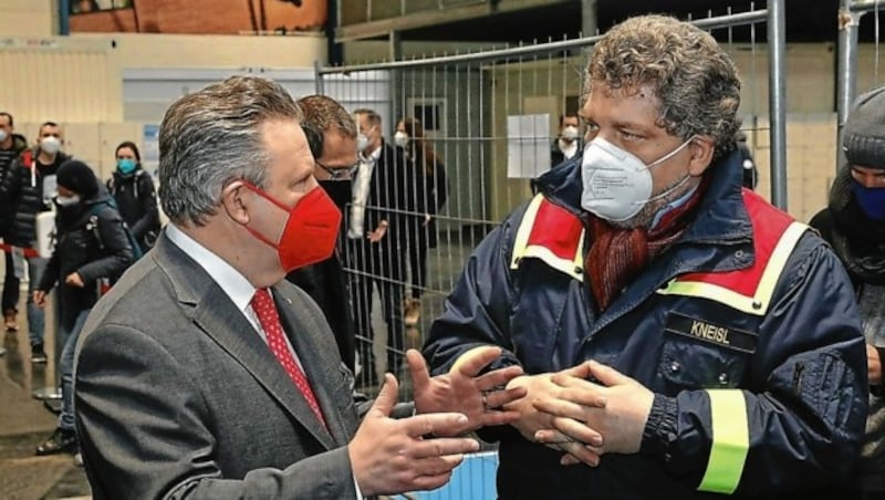 Bürgermeister Ludwig (SPÖ) mit dem Einsatzleiter vor Ort. (Bild: Jöchl Martin)