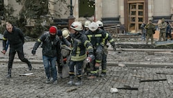 Rettungsaktion nach Beschuss in Charkiw (Bild: AP)