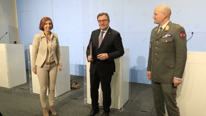 LR Gabriele Fischer, LH Günther Platter und Militärkommandant Ingo Gstrein informierten über die Auswirkungen des Ukraine-Krieges in Tirol. (Bild: Birbaumer Christof)