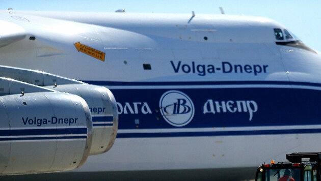 Die Fluggesellschaft Volga Dnepr Airlines erhielt für den Atomtransport eine Sondergenehmigung von der EU (Symbolbild). (Bild: APA/AFP/FRANCOIS NASCIMBENI)