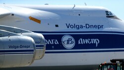 Die Fluggesellschaft Volga Dnepr Airlines erhielt für den Atomtransport eine Sondergenehmigung von der EU (Symbolbild). (Bild: APA/AFP/FRANCOIS NASCIMBENI)