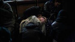 Ein geflüchtetes Baby schläft auf dem Bahnhof Lemberg. (Bild: The Associated Press)