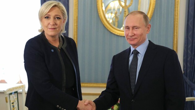 Ein Bild aus besseren Tagen: Der russische Präsident Wladimir Putin und Marine Le Pen am 24. März 2017 im Kreml in Moskau. (Bild: AFP)