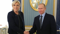 Ein Bild aus besseren Tagen: Der russische Präsident Wladimir Putin und Marine Le Pen am 24. März 2017 im Kreml in Moskau. (Bild: AFP)