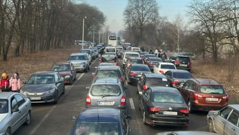 Kilometerlange Staus bei der Ausreise aus der Ukraine (Bild: zvg/Schwarzgruber)