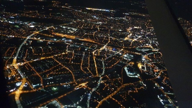 Para la “corona”, el piloto fotografió la ciudad de noche desde la cabina.  (Imagen: SCANDAT GmbH)