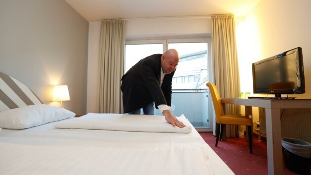 Hoteldirektor Axel Teckentrup-Kurz wird etwa 35 Zimmer für ukrainische Flüchtlinge in der Stadt zur Verfügung stellen. (Bild: Tschepp Markus)