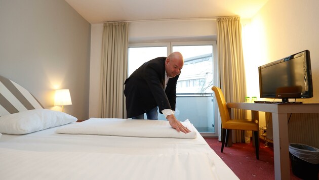Hoteldirektor Axel Teckentrup-Kurz wird etwa 35 Zimmer für ukrainische Flüchtlinge in der Stadt zur Verfügung stellen. (Bild: Tschepp Markus)