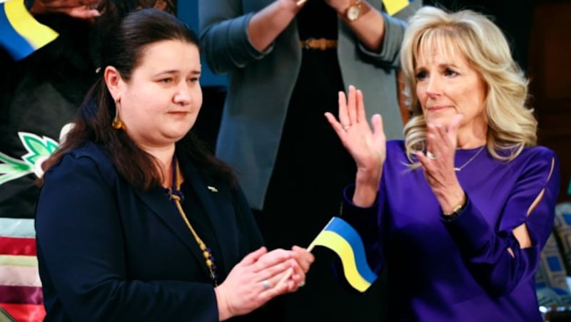 First Lady Jill Biden applaudiert ihrem Gast, der ukrainischen US-Botschafterin Oksana Markarova. (Bild: AP)