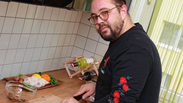 Mit Kochkünsten zur Traumfrau: Ingo aus Wien bei „Alles Liebe“ (Bild: Zwefo)