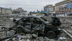 Die zweitgrößten ukrainischen Stadt Charkiw meldete schwere Schäden nach russischen Angriffen. (Bild: AP)